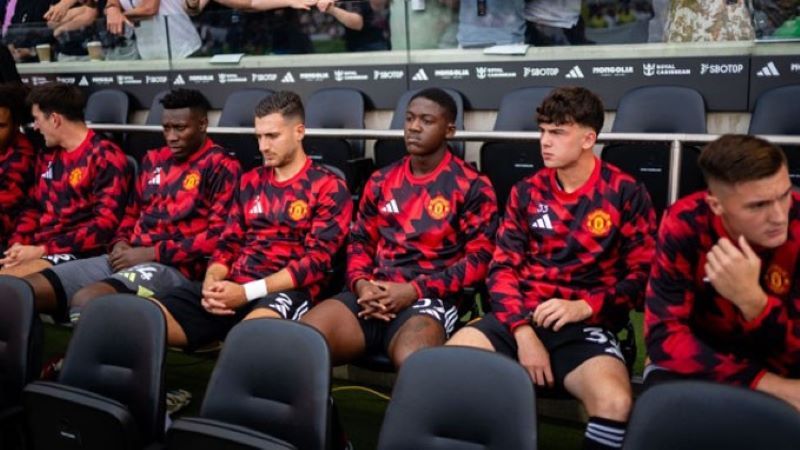 Quỷ đỏ bị loại cay đắng khỏi giải Carabao Cup bởi Grimsby